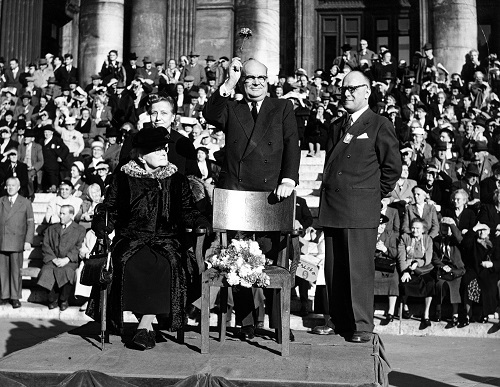 Marie et son fils Paul-Henri lors d'une clbration du 1er mai, 1957