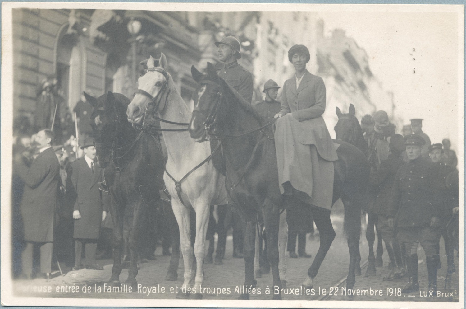 carte postale du roi Albert se rendant au Parlement