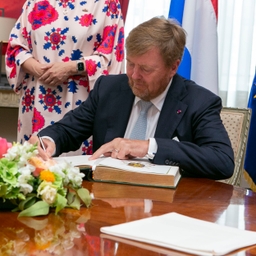 Willem-Alexander en Máxima op bezoek in het parlement