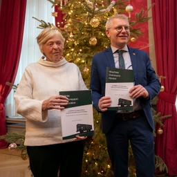 Groep van Wijzen presenteert zijn conclusies aan de federale regering