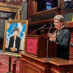 Portrait de Mme Sabine Laruelle inauguré au Sénat