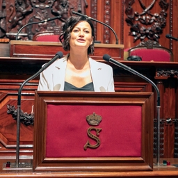 Portrait de Mme Sabine Laruelle inauguré au Sénat