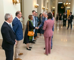 Bustes du Roi Philippe et de la Reine Mathilde au Sénat