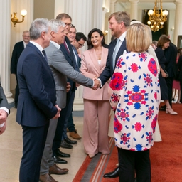 Willem-Alexander en Máxima op bezoek in het parlement