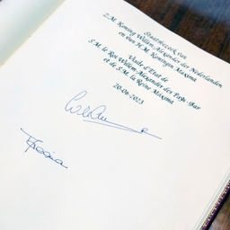 Willem-Alexander en Máxima op bezoek in het parlement
