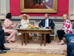 Willem-Alexander en Máxima op bezoek in het parlement