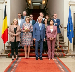Borstbeelden van Koning Filip en Koningin Mathilde in de Senaat