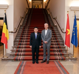 Visite d'une délégation vietnamienne au Sénat