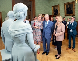 Borstbeelden van Koning Filip en Koningin Mathilde in de Senaat