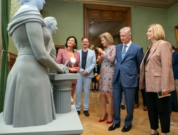 Borstbeelden van Koning Filip en Koningin Mathilde in de Senaat