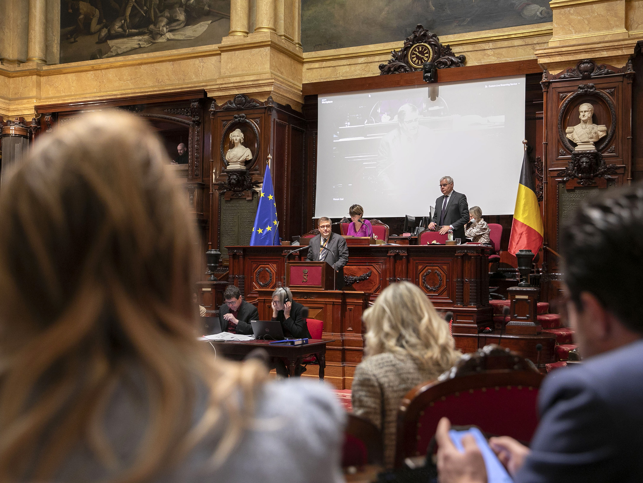  Le Sénat vote la réduction des dotations allouées aux partis politiques