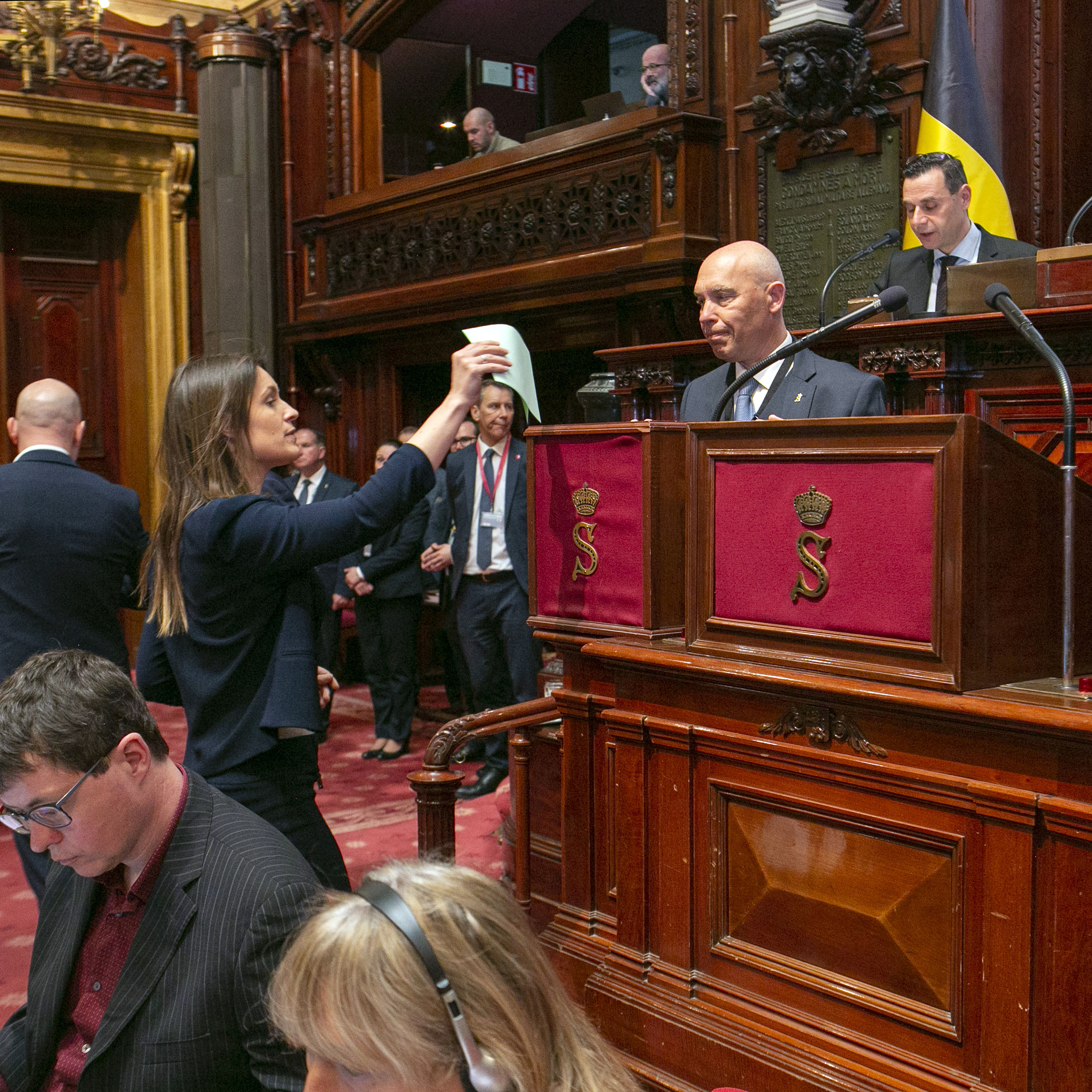  Des sénateurs déposent leur bulletin de vote dans l'urne