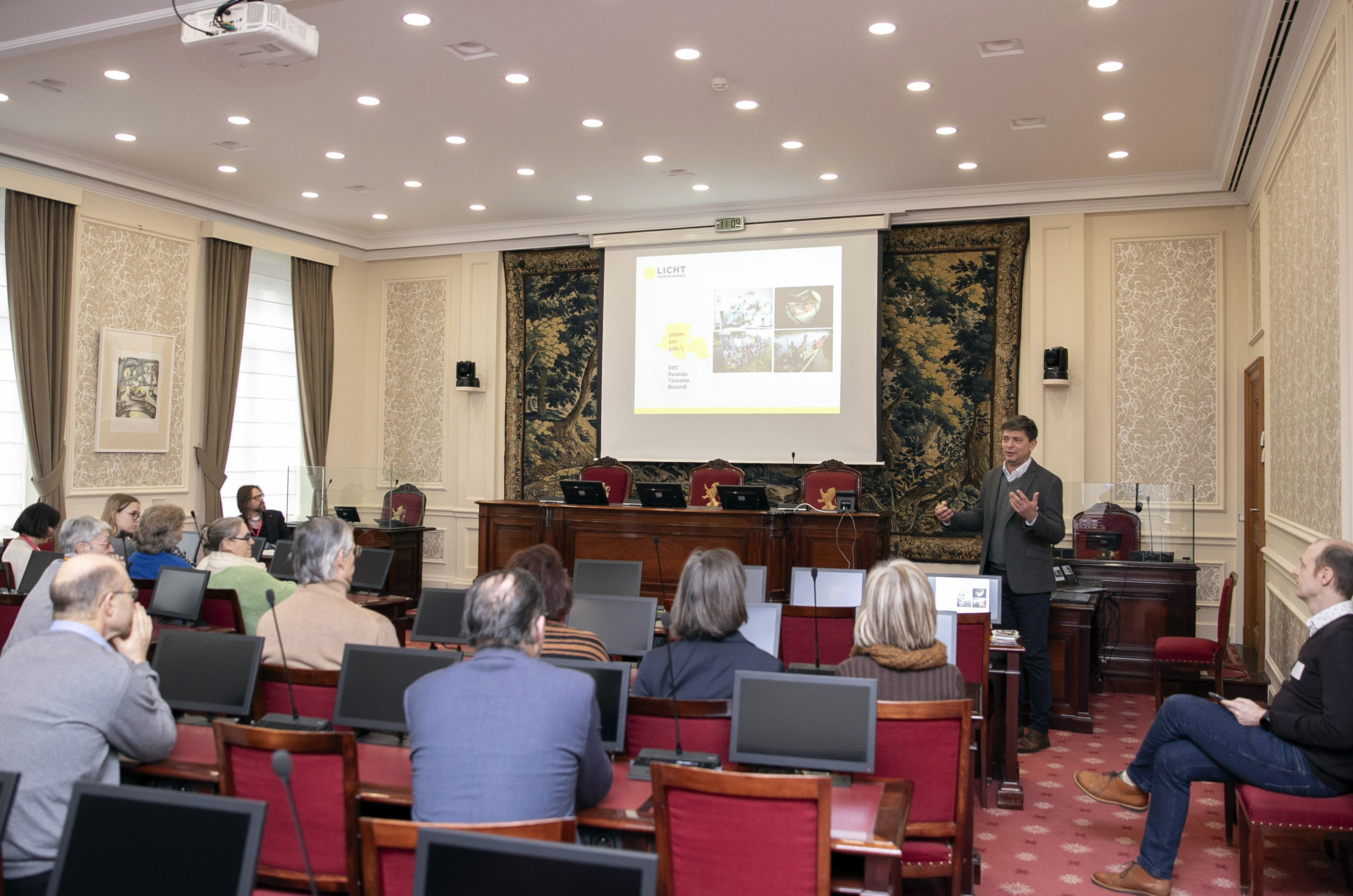  Het Senaatspersoneel steunt “Light for the world”