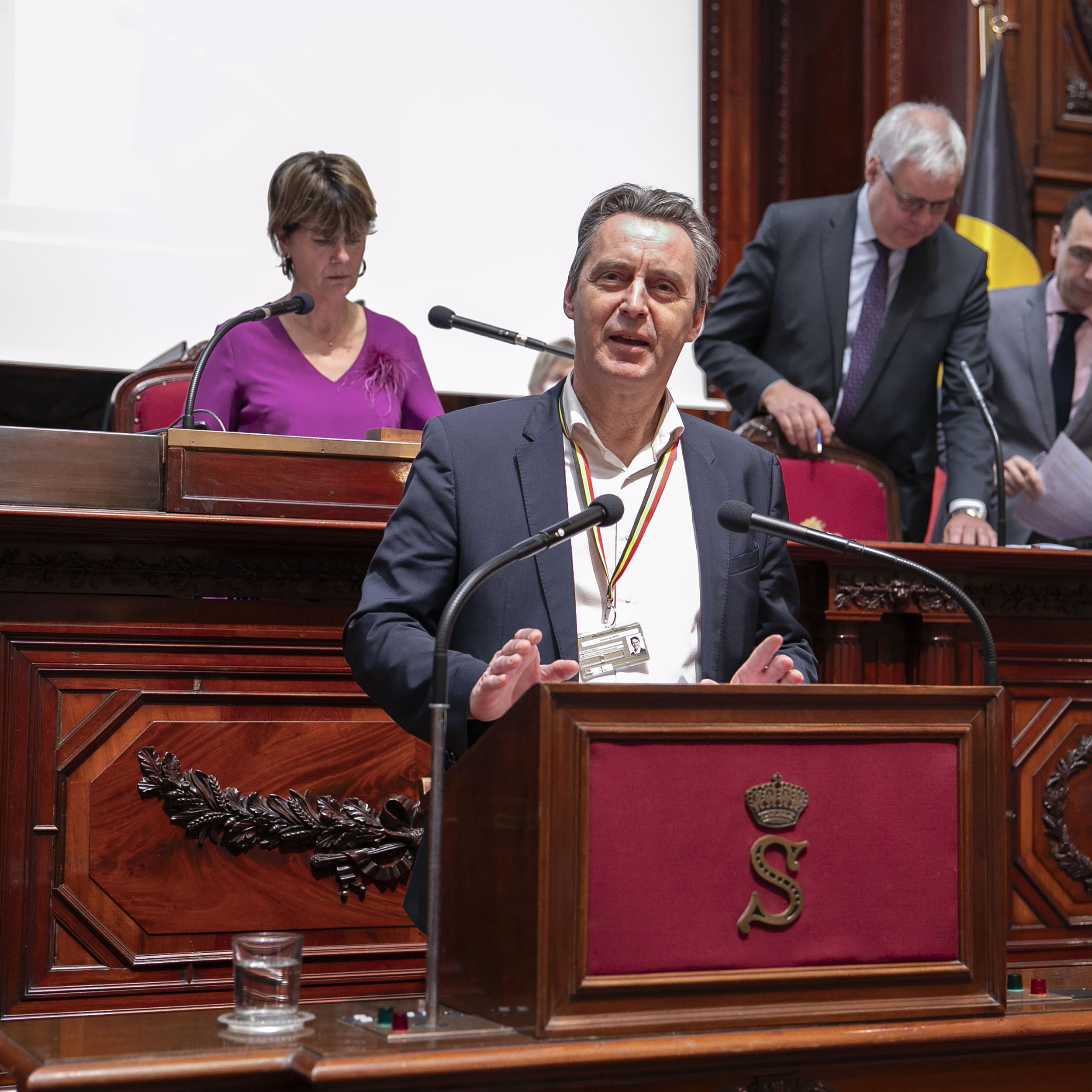  Le Sénat vote la réduction des dotations allouées aux partis politiques